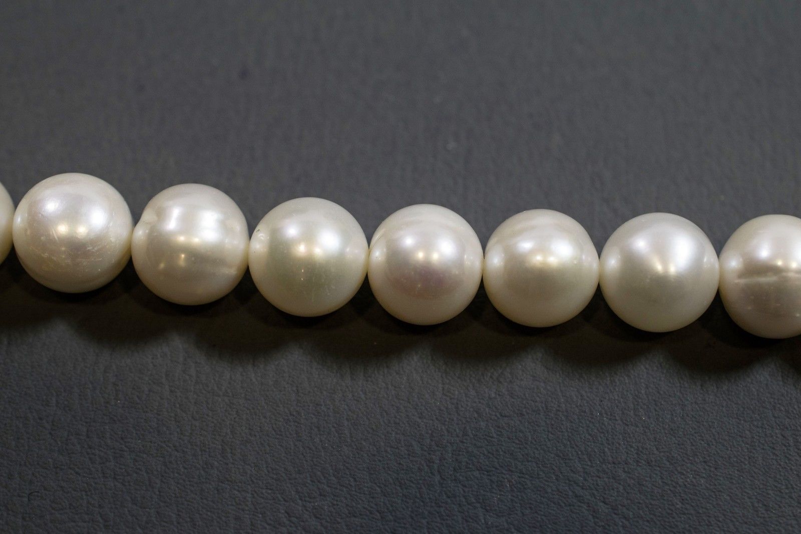 Perlenstrang Weiß rund mit hohem Lüster in 14-15 mm